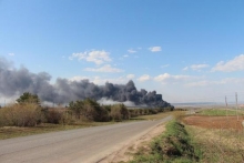 Черное облако от горящих отходов уже несколько часов сносит на Нижнекамск